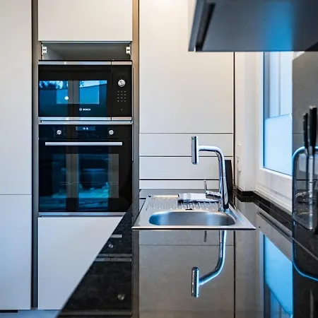 2 Bedroom Loft - Whirlpool - Terrasse - Zentral - Wifi - Business - Kaffee - Netflix Apartament *